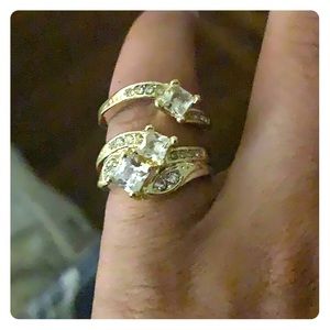 I’m selling a engagement wedding ring set